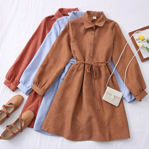 Modern női ruha klasszikus gallérral és gombokkal