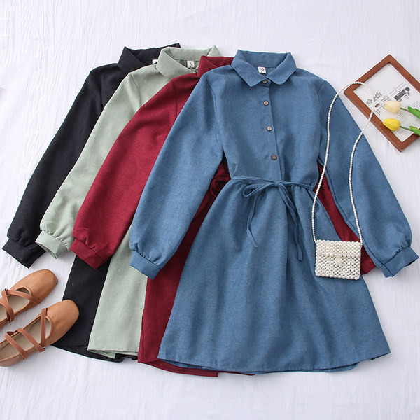 Modern női ruha klasszikus gallérral és gombokkal