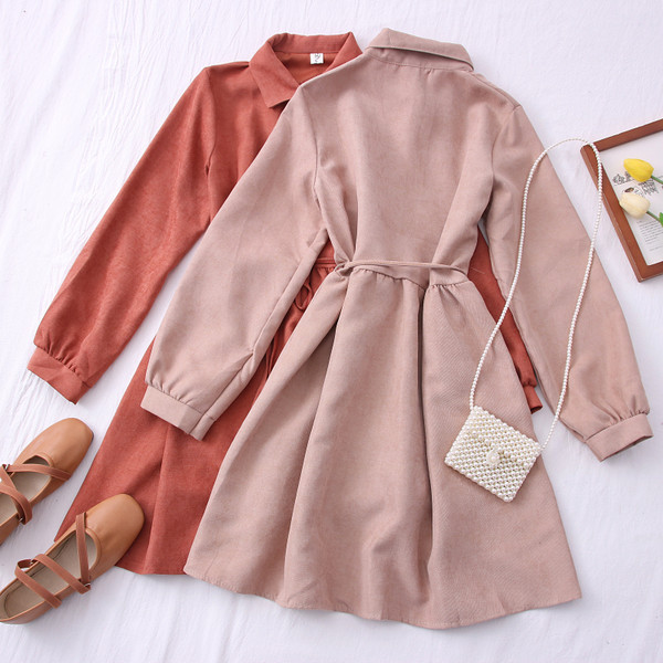 Modern női ruha klasszikus gallérral és gombokkal