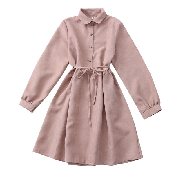 Modern női ruha klasszikus gallérral és gombokkal