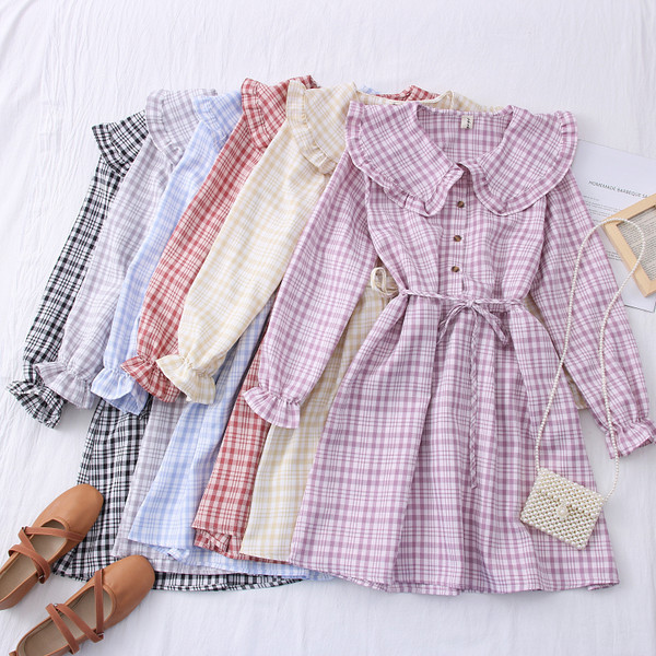 Női kockás ruha kerek nyakkivágással és hosszú ujjal