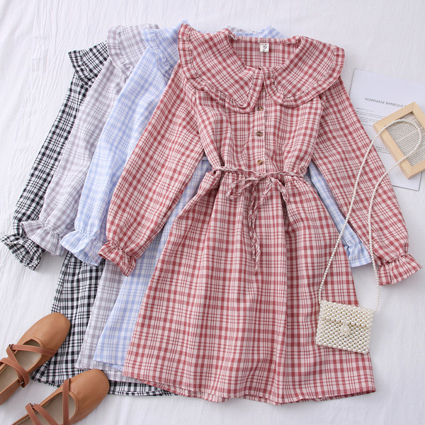 Női kockás ruha kerek nyakkivágással és hosszú ujjal