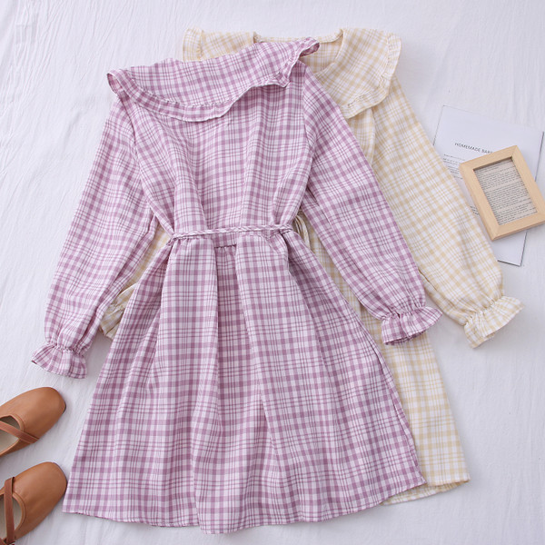 Női kockás ruha kerek nyakkivágással és hosszú ujjal