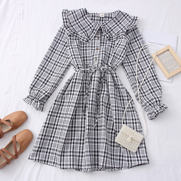 Női kockás ruha kerek nyakkivágással és hosszú ujjal