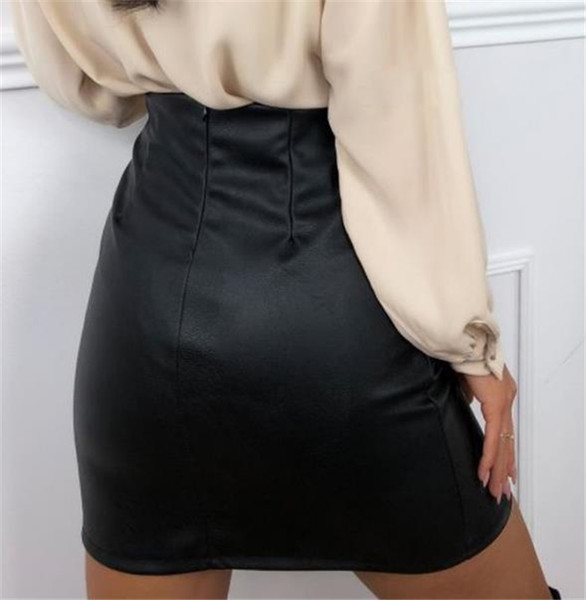 Modern testhezálló szoknya eko bőrből, gombokkal