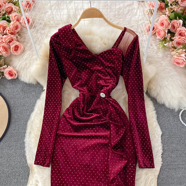 Női testhezálló piros és fekete ruha