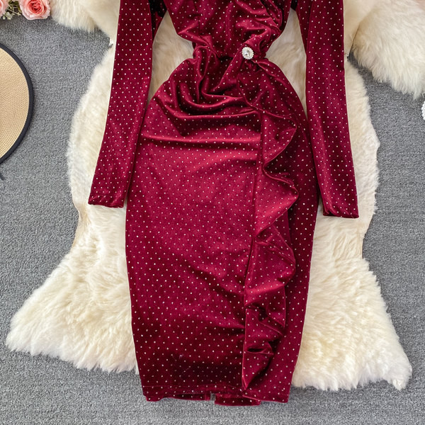 Női testhezálló piros és fekete ruha