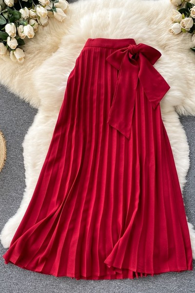 Hajtogatott női szoknya magas derékkal és szalaggal