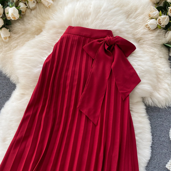 Hajtogatott női szoknya magas derékkal és szalaggal