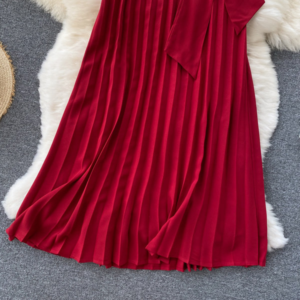 Hajtogatott női szoknya magas derékkal és szalaggal