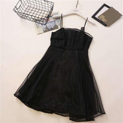 Modern női szabású ruha vékony pántokkal és tülllel