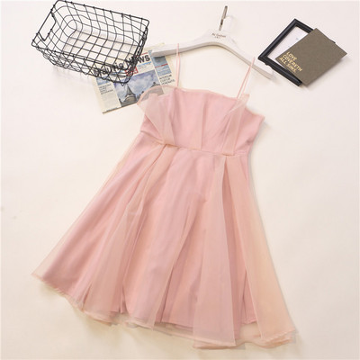 Modern női szabású ruha vékony pántokkal és tülllel