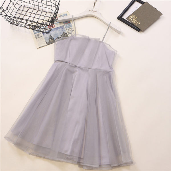 Modern női szabású ruha vékony pántokkal és tülllel