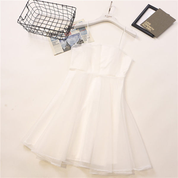 Modern női szabású ruha vékony pántokkal és tülllel