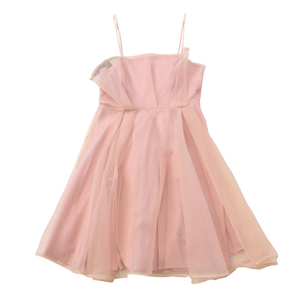 Modern női szabású ruha vékony pántokkal és tülllel