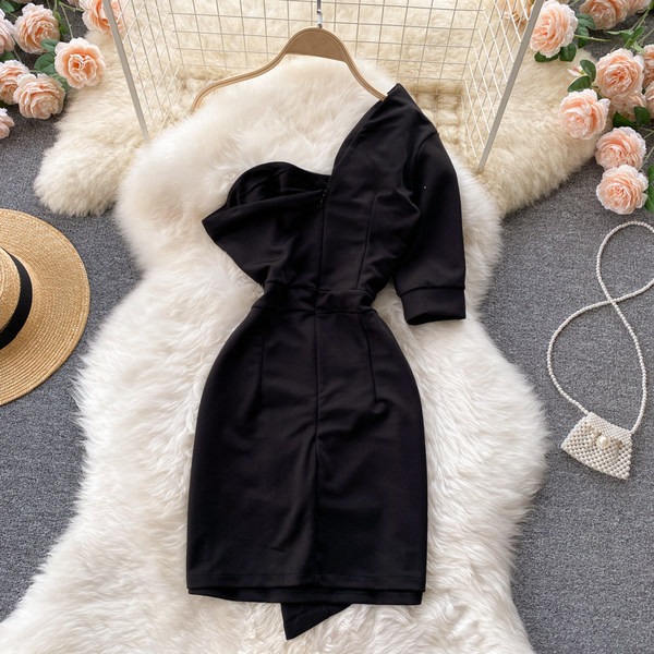 Modern női ruha 3/4 ujjal - fekete színű