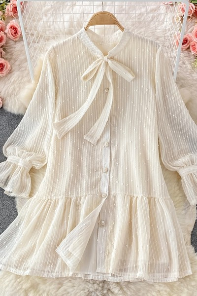 Stílusos női ruha nyakkendővel és gombbal