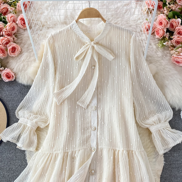 Stílusos női ruha nyakkendővel és gombbal