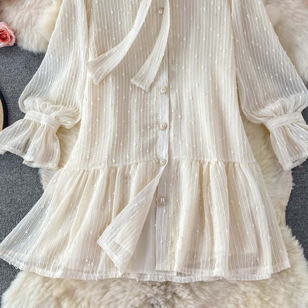 Stílusos női ruha nyakkendővel és gombbal