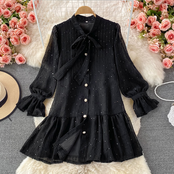 Stílusos női ruha nyakkendővel és gombbal