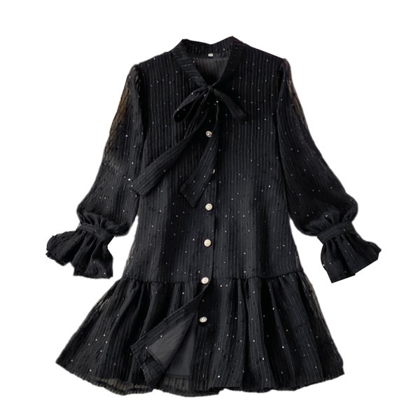 Stílusos női ruha nyakkendővel és gombbal