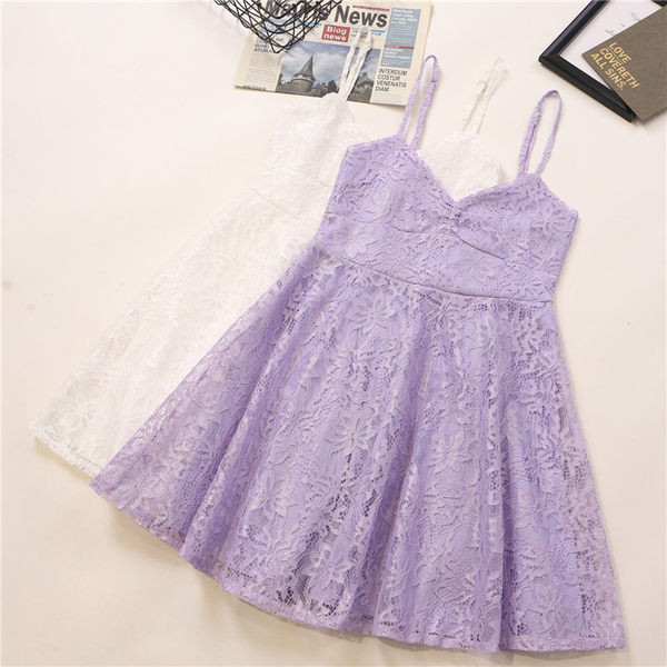 Aktuális női ruha csipkével és vékony pántokkal