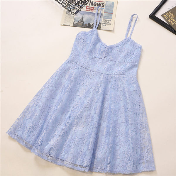 Aktuális női ruha csipkével és vékony pántokkal