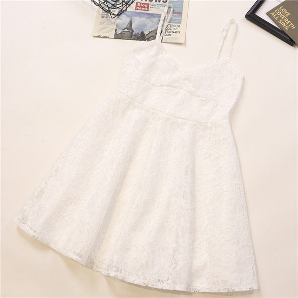 Aktuális női ruha csipkével és vékony pántokkal