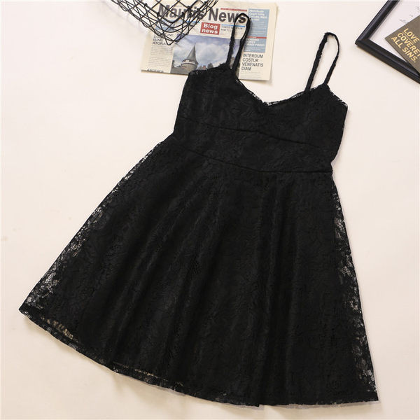 Aktuális női ruha csipkével és vékony pántokkal