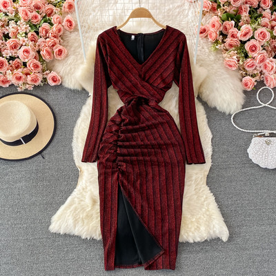 Modern női ruha hasítékkal és hosszú ujjal