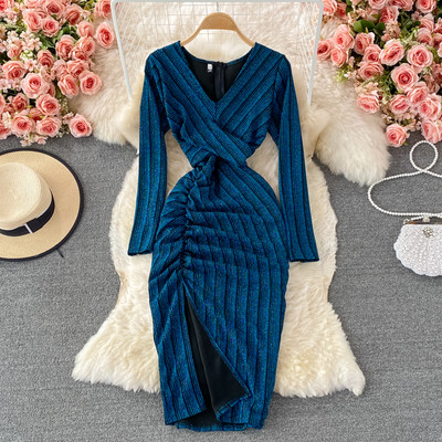 Modern női ruha hasítékkal és hosszú ujjal