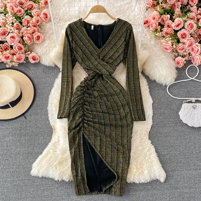 Modern női ruha hasítékkal és hosszú ujjal