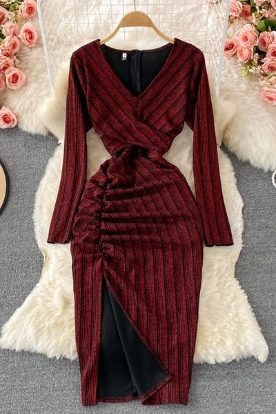 Modern női ruha hasítékkal és hosszú ujjal