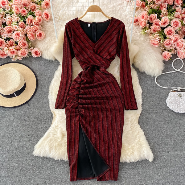 Modern női ruha hasítékkal és hosszú ujjal