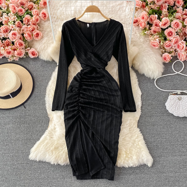 Modern női ruha hasítékkal és hosszú ujjal