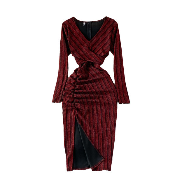 Modern női ruha hasítékkal és hosszú ujjal