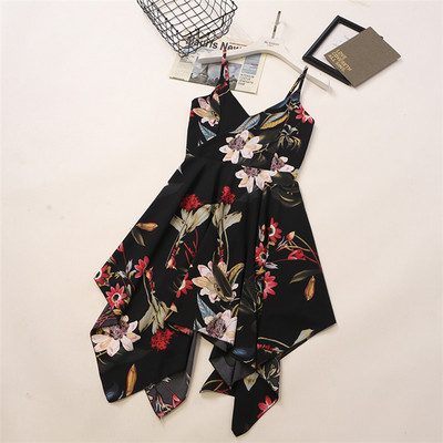 Színes női ruha vékony pántokkal és virágmotívumokkal