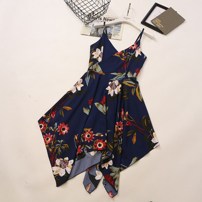 Színes női ruha vékony pántokkal és virágmotívumokkal