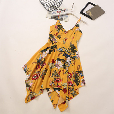 Színes női ruha vékony pántokkal és virágmotívumokkal