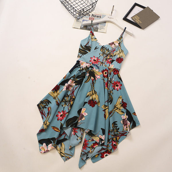 Színes női ruha vékony pántokkal és virágmotívumokkal