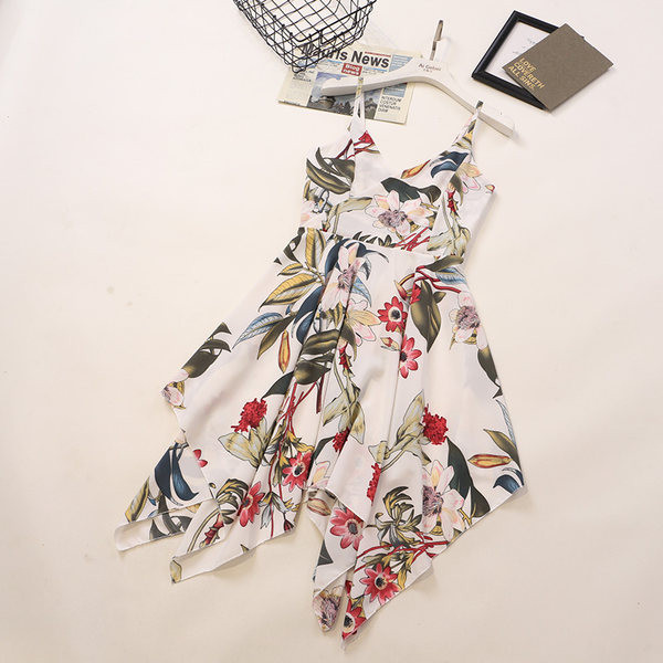 Színes női ruha vékony pántokkal és virágmotívumokkal