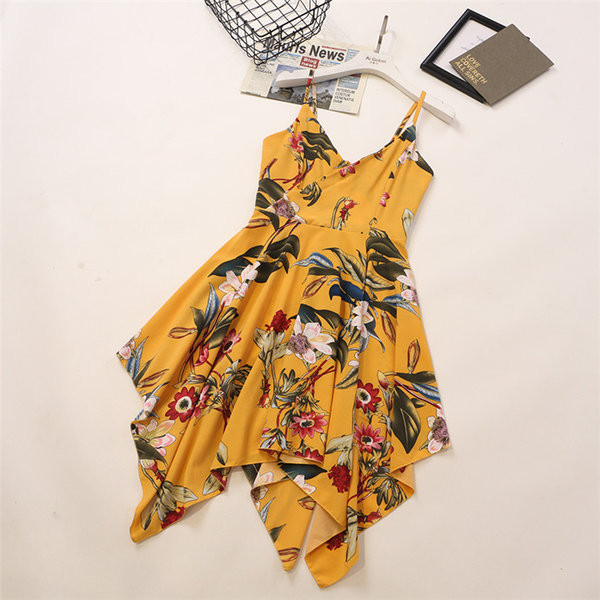 Színes női ruha vékony pántokkal és virágmotívumokkal