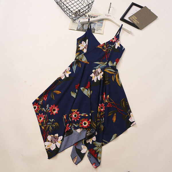 Színes női ruha vékony pántokkal és virágmotívumokkal