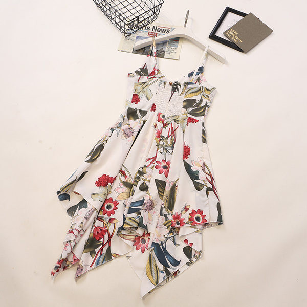 Színes női ruha vékony pántokkal és virágmotívumokkal