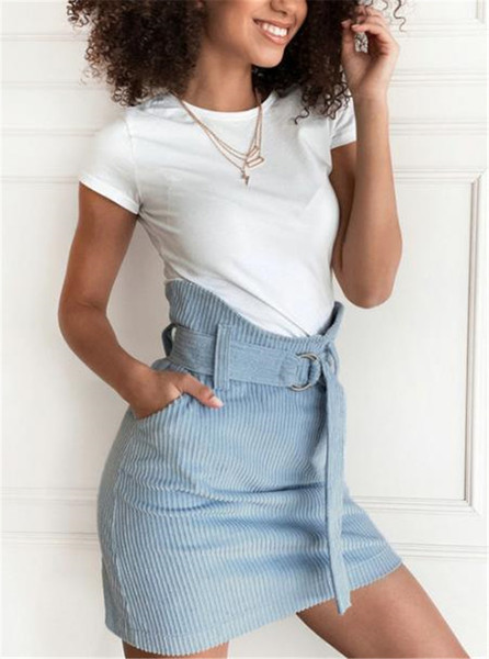 Rövid kordbársony szoknya magas derékkal és övvel