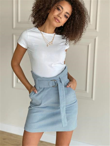 Rövid kordbársony szoknya magas derékkal és övvel