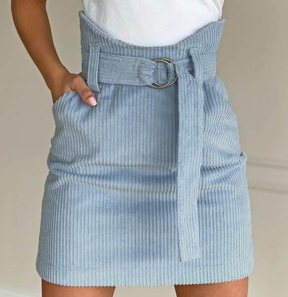 Rövid kordbársony szoknya magas derékkal és övvel