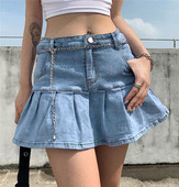 Rövid farmerszoknya fürtökkel