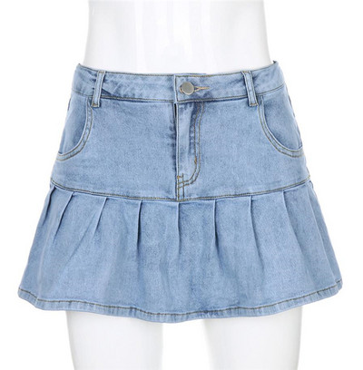 Rövid farmerszoknya fürtökkel