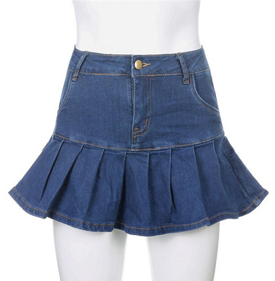 Rövid farmerszoknya fürtökkel